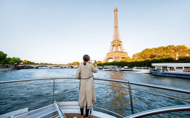 Bootsfahrt auf der Seine in Paris mit dem Eiffelturm im Hintergrund