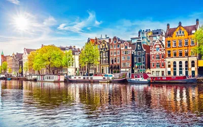 Boote auf einer Gracht in Amsterdam