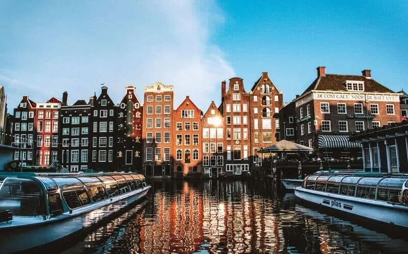Rundfahrtboot auf einer Amsterdamer Gracht