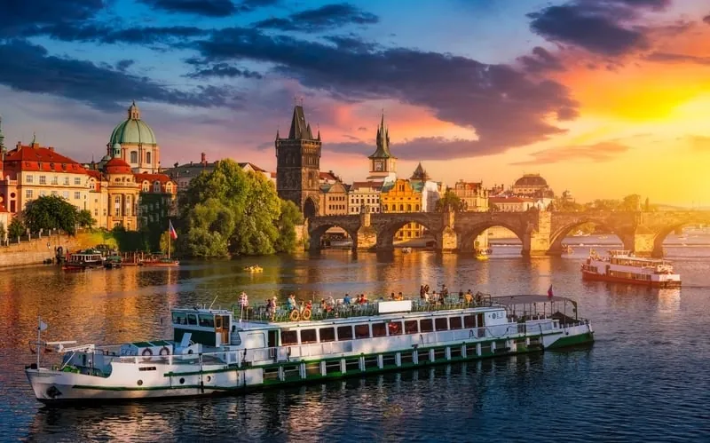 Bootsfahrt an der Karlsbrücke in Prag