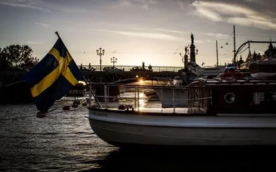 Boot mit schwedischer Flagge in Stockholm