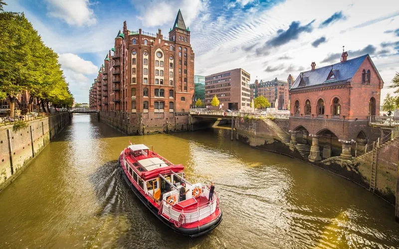 Barkasse im Hamburger Hafen vor der Speicherstadt