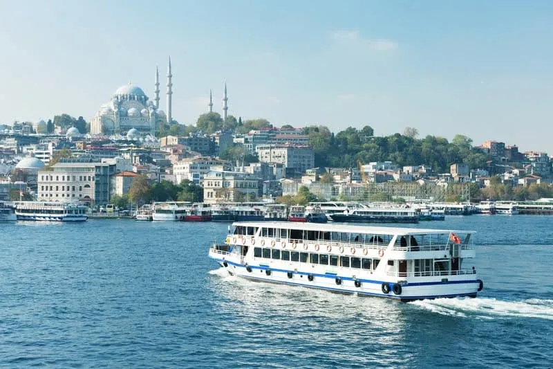 Ausflugsboote auf dem Bosporus in Istanbul