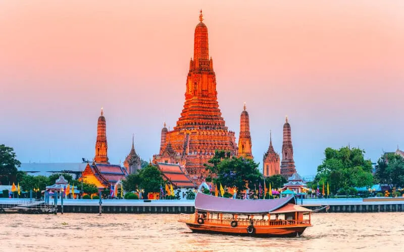 Boot vor dem Wat Arun Tempel in Bangkok, Thailand
